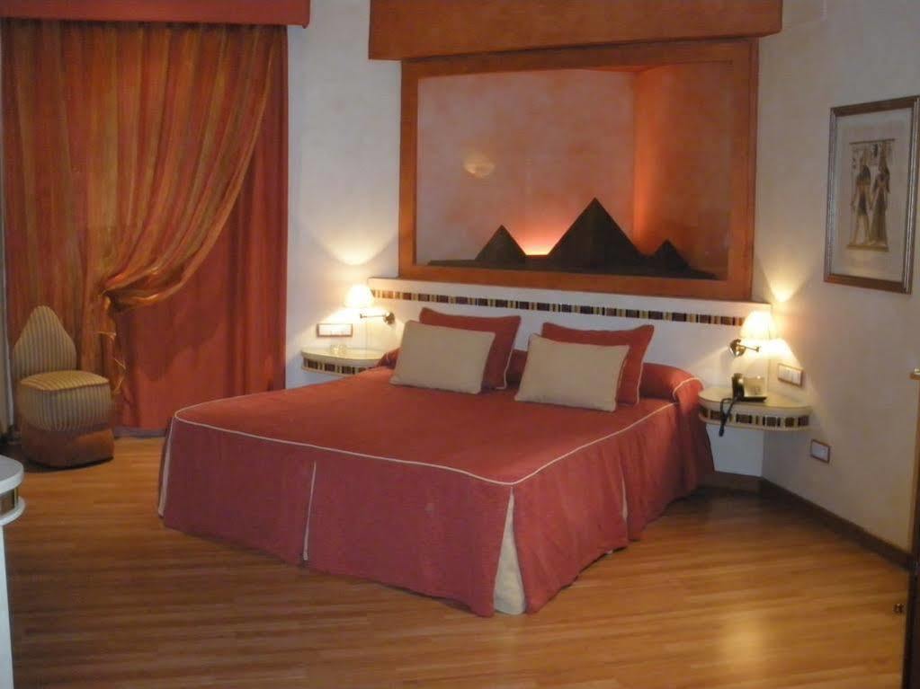 Alcalá de Guadaira Hotel Alkalat מראה חיצוני תמונה