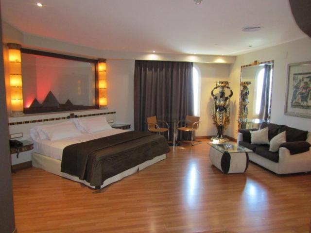 Alcalá de Guadaira Hotel Alkalat מראה חיצוני תמונה